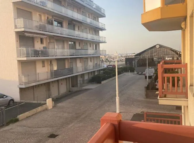 De Standing Au Port De L'aiguillon